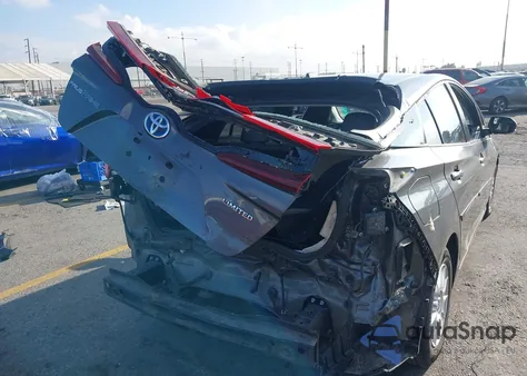 2020 Toyota Prius Prime Limited z USA, uszkodzony, nr VIN JTDKARFP4L3125214